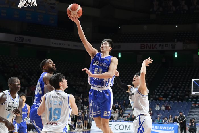 KCC 나바로가 부산사직체육관에서 열린 2025~26 LG전자 프로농구 서울 삼성전에서 레이업 슛을 시도하고 있다. 사진 | KBL