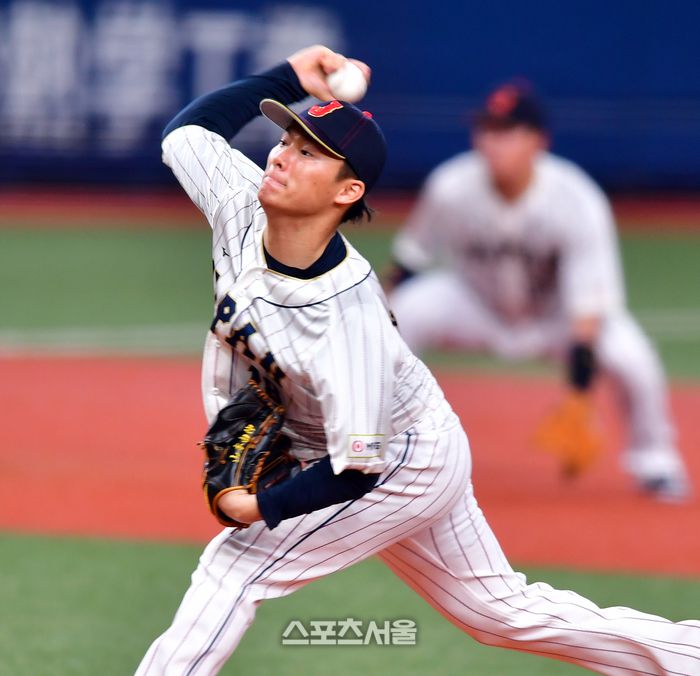 일본 2023 월드베이스볼클래식(WBC) 대표팀 야마모토 요시노부가 2023년 3월6일 일본 오사카 교세라돔에서 열린 한신과 평가전에서 역투하고 있다. 사진 | 스포츠서울DB
