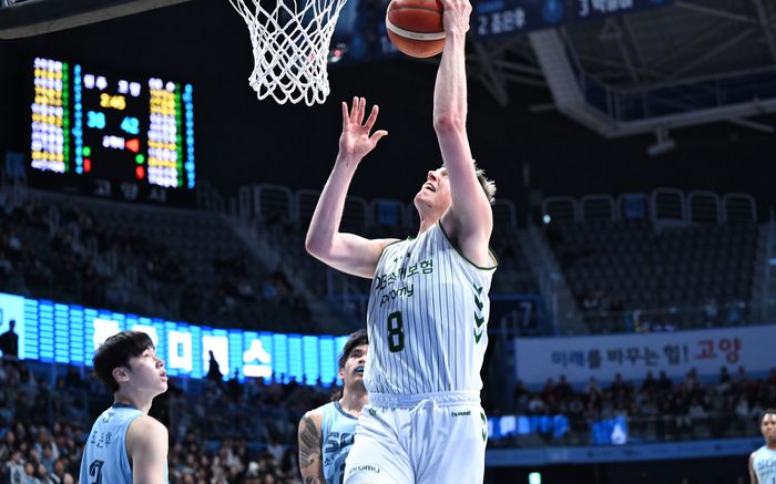 DN 엘런슨이 27일 고양소노아레나에서 열린 2025~26 LG전자 프로농구 3라운드 소노전에서 레이업 슛을 시도하고 있다. 사진 | KBL