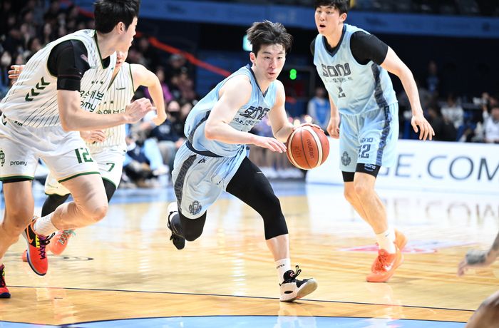 소노 이정현이 27일 고양소노아레나에서 열린 2025~26 LG전자 프로농구 3라운드 원주 DB전에서 돌파를 시도하고 있다. 사진 | KBL