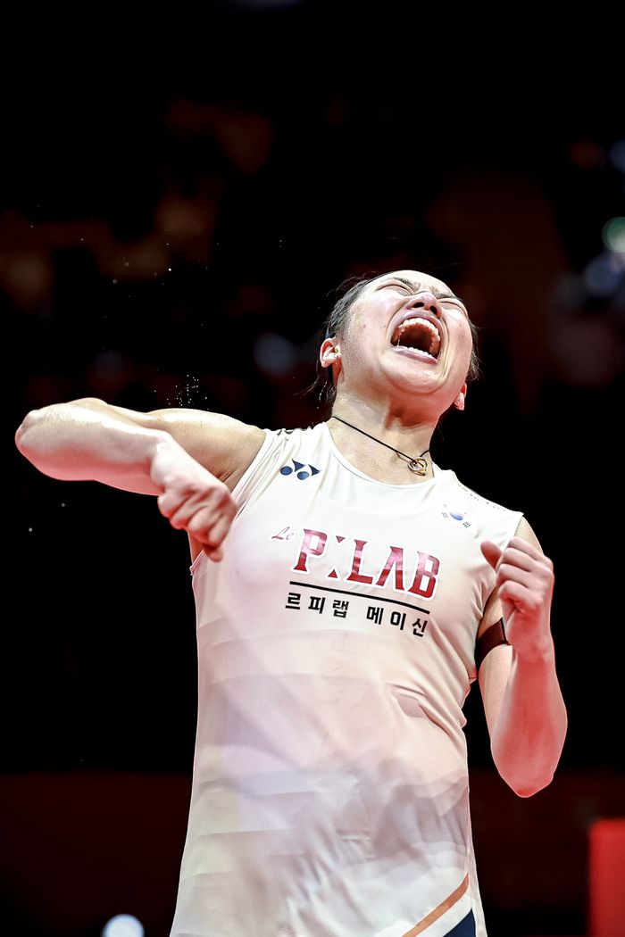 안세영이 21일 중국 항저우 올림픽스포츠센터에서 열린 세계배드민턴연맹(BWF) 월드투어 파이널 2025 여자단식 결승 승리 후 환호하고 있다. 사진 | 항저우=신화 연합뉴스