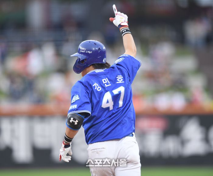 삼성 강민호가 19일 대전 한화생명 볼파크에서 열린 2025 KBO 포스트시즌 플레이오프 2차전 한화와 경기 9회초 2사1루 좌월홈런을 날린 후 환호하고 있다. 대전 | 최승섭기자 thunder@sportsseoul.com