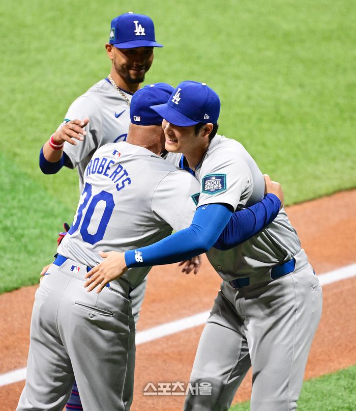 20일 오후 서울 고척스카이돔에서 ‘MLB 월드투어 서울 시리즈’ LA 다저스와 샌디에이고의 개막 경기가 열렸다. 다저스 오타니가 입장하며 로버츠 감독과 포옹을 하고 있다. 고척 | 최승섭 기자 thunder@sportsseoul.com
