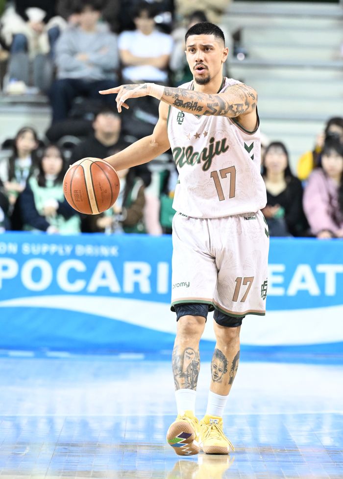 DB 알바노가 28일 원주DB프로미아레나에서 열린 2025~26 LG전자 프로농구 3라운드 삼성전에서 공격을 리딩하고 있다. 사진 | KBL