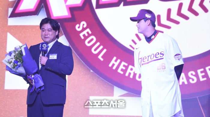 북일고 박준현의 부친 두산 박석민 코치가 17일 서울 송파구 롯데호텔 월드에서 열린 2026 KBO 리그 신인드래프트에서 소감을 밝히고 있다.  롯데호텔월드 | 최승섭기자 thunder@sportsseoul.com