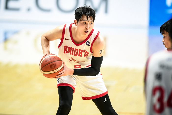 SK 안영준이 29일 고양소노아레나에서 열린 2025~2026 LG전자 프로농구 정규리그 소노와 경기에서 공격하고 있다. 사진 | KBL