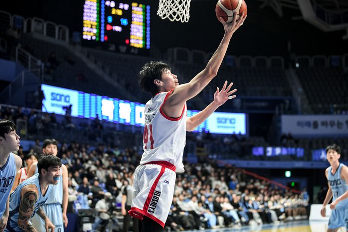 SK 오세근이 29일 고양소노아레나에서 열린 2025~2026 LG전자 프로농구 정규리그 소노와 경기에서 골밑슛을 던지고 있다. 사진 | KBL