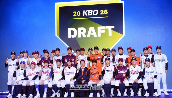 17일 서울 송파구 롯데호텔 월드에서 열린 2026 KBO 리그 신인드래프트에서 각 팀에 지명된 선수들이 파이팅을 외치며 기념촬영을 하고 있다. 롯데호텔월드 | 최승섭기자 thunder@sportsseoul.com