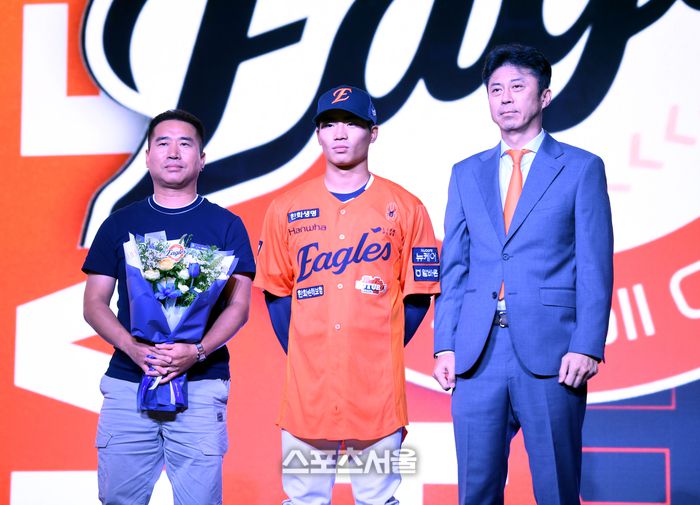 유신고 오재원이 17일 서울 송파구 롯데호텔 월드에서 열린 2026 KBO 리그 신인드래프트에서 한화에 지명된 후 기념촬영을 하고 있다.  롯데호텔월드 | 최승섭기자 thunder@sportsseoul.com