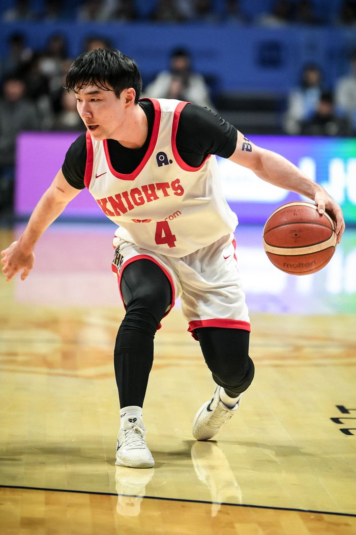 SK 김낙현이 29일 고양소노아레나에서 열린 2025~2026 LG전자 프로농구 정규리그 소노와 경기에서 드리블 하고 있다. 사진 | KBL