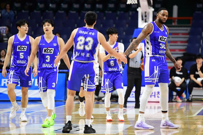 부산 KCC 선수들. 사진 | KBL