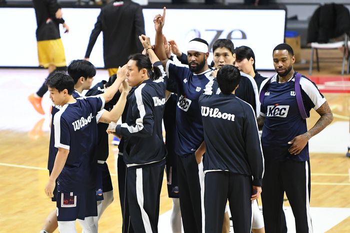 KCC 선수들이 승리를 거둔 뒤 세리머니를 펼치고 있다. 사진 | KBL