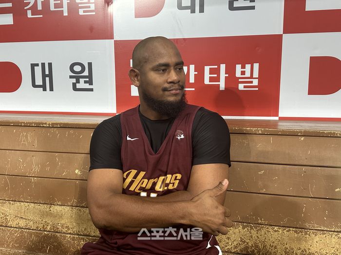 키움 메르세데스가 10일 서울 고척스카이돔에서 열린 2025 KBO리그 두산전에 앞서 인터뷰에 응하고 있다. 고척 | 이소영 기자 sshong@sportsseoul.com