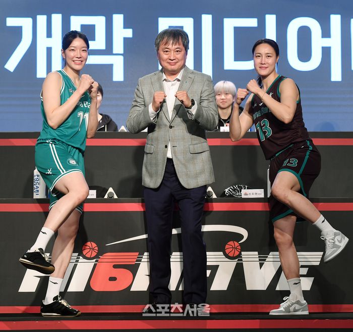 하나은행 양인영(왼쪽)과  이상범 감독(가운데), 김정은이 10일 서울 강서구 메이필드호텔에서 열린 BNK금융 2025-2026 여자프로농구 개막 미디어데이 행사에 입장하면서 포즈를 취하고 있다. 강서 | 박진업 기자 upandup@sportsseoul.com