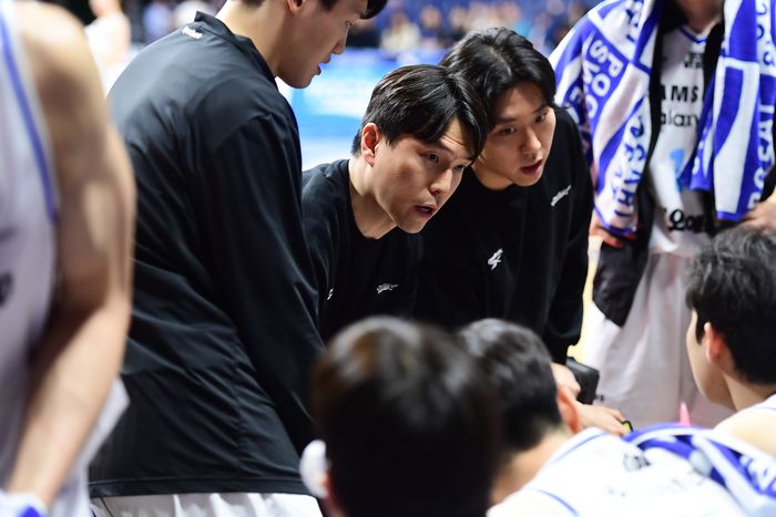 김효범 감독이 선수들에게 작전 지시를 내리고 있다. 사진 | KBL