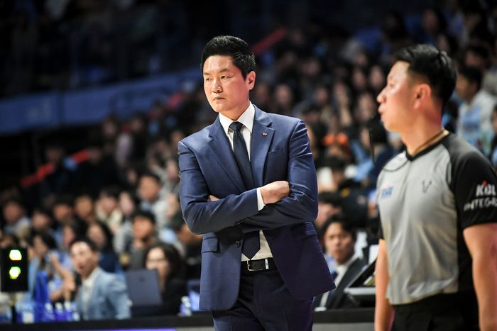 SK 전희철 감독이 29일 고양소노아레나에서 열린 2025~2026 LG전자 프로농구 정규리그 소노와 경기에서 선수들의 플레이를 지켜보고 있다. 사진 | KBL
