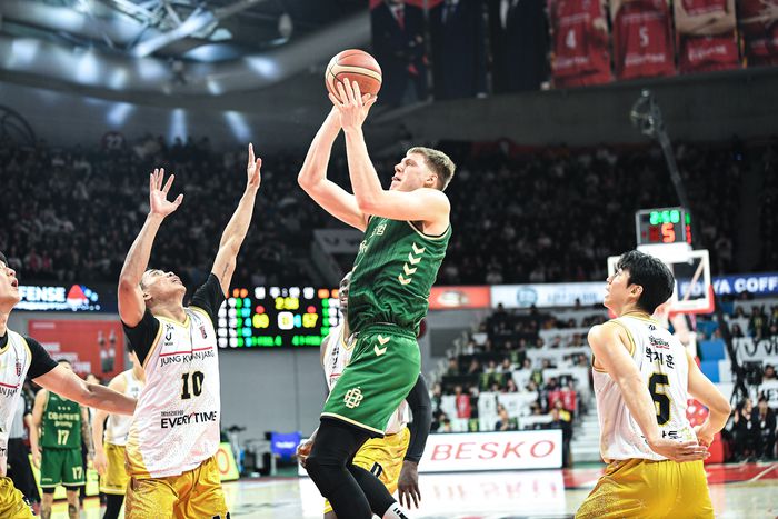 DB 엘런슨이 안양정관장아레나에서 열린 2025~2026 LG전자 프로농구 3라운드 정관장전에서 슛을 시도하고 있다. 사진 | KBL