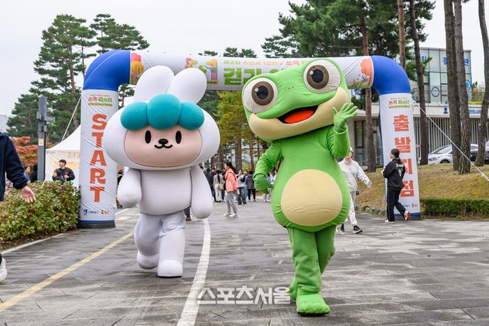 지난 10월 광교호수공원에서 1인가구 쏘옥 페스타가 열린 가운데  수원이(수원청개구리)가 걷기대회에 참여하고 있다. 제공=수원시