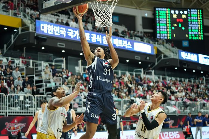 힉스가 슛을 시도하고 있다. 사진 | KBL
