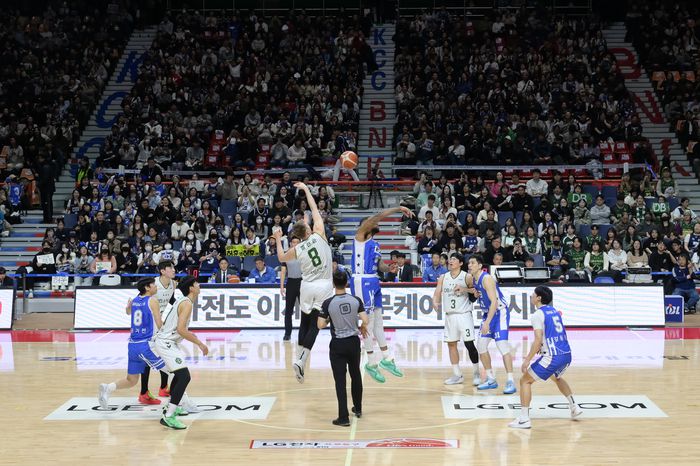 부산 사직체육관에서 열린 부산 KCC와 원주 DB 농구영신 경기가 시작하고 있다. 사진 | KBL