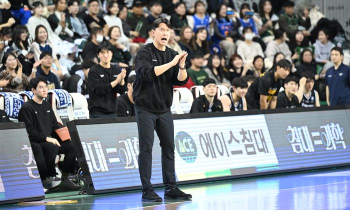 김효범 감독이 선수들에게 작전 지시를 내리고 있다. 사진 | KBL