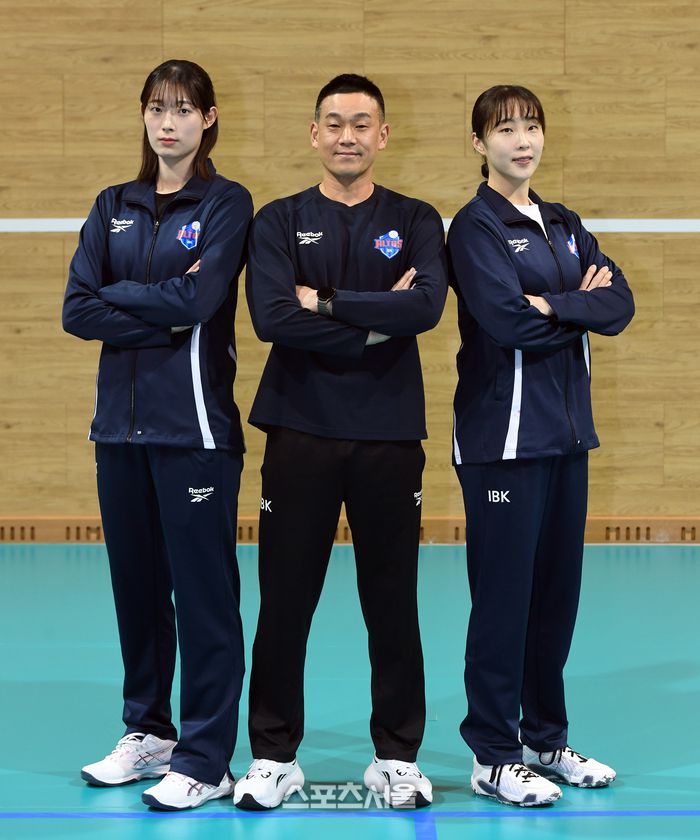 IBK 기업은행 최정민(왼쪽), 여오현 감독대행(가운데), 황민경 . IBK기업은행 기흥연수원. 2025. 12. 18. 용인 | 박진업 기자 upandup@sportsseoul.com