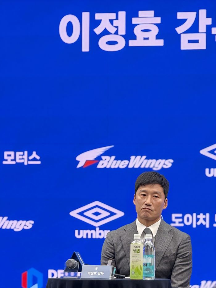 수원 삼성 이정효 감독이 2일 수원 도이치오토월드에서 열린 취임 기자회견에 임하고 있다. 수원 | 정다워 기자