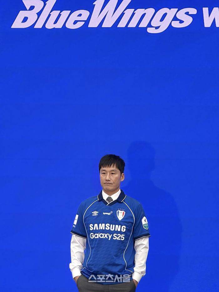 수원 삼성 이정효 감독이 2일 수원 도이치오토월드에서 열린 취임 기자회견에서 사진 촬영에 임하고 있다. 수원 | 정다워 기자