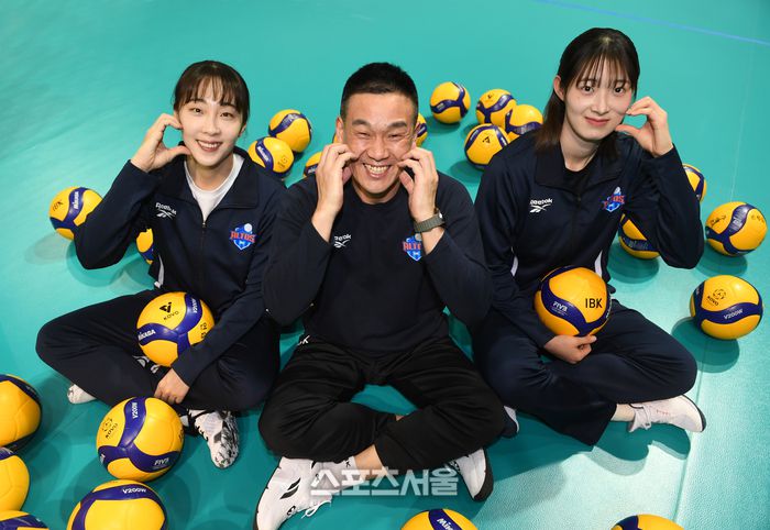 IBK 기업은행 황민경(왼쪽), 여오현 감독대행(가운데), 최정민. IBK기업은행 기흥연수원. 2025. 12. 18. 용인 | 박진업 기자 upandup@sportsseoul.com