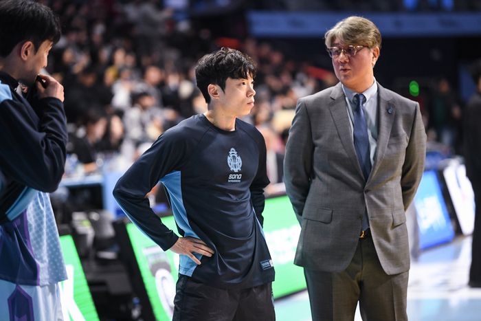 고양 소노 이재도(왼쪽)과 손창환 감독(오른쪽). 사진 | KBL