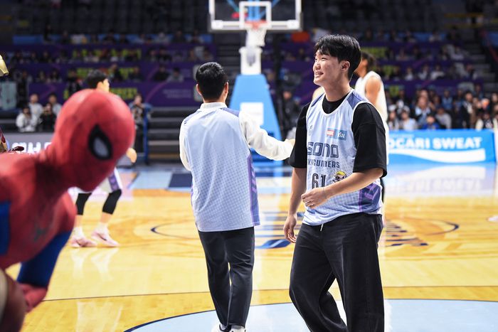 한화 정우주가 3일 고양소노아레나에서 열린 2025~2026 LG전자 프로농구 정규리그 고양 소노와 수원 KT전에서 시투를 마친 뒤 웃고 있다. 사진 | KBL