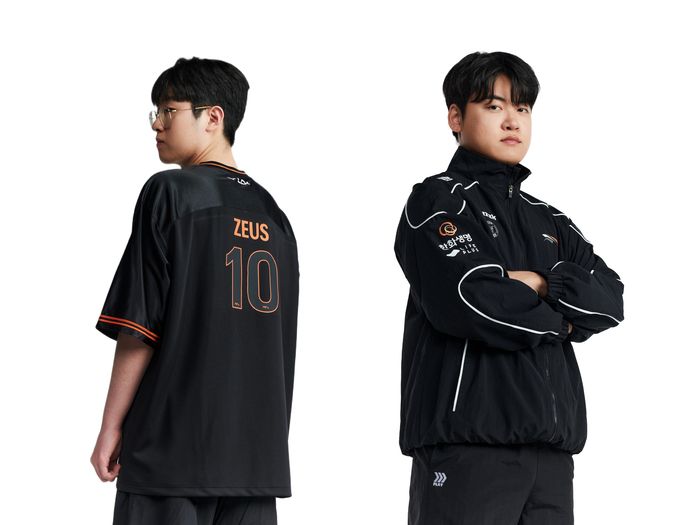 2026 한화생명e스포츠 신규 유니폼을 입은 ‘제우스’ 최우제(왼쪽)와 재킷을 입은 ‘구마유시’ 이민형. 사진 | 한화생명