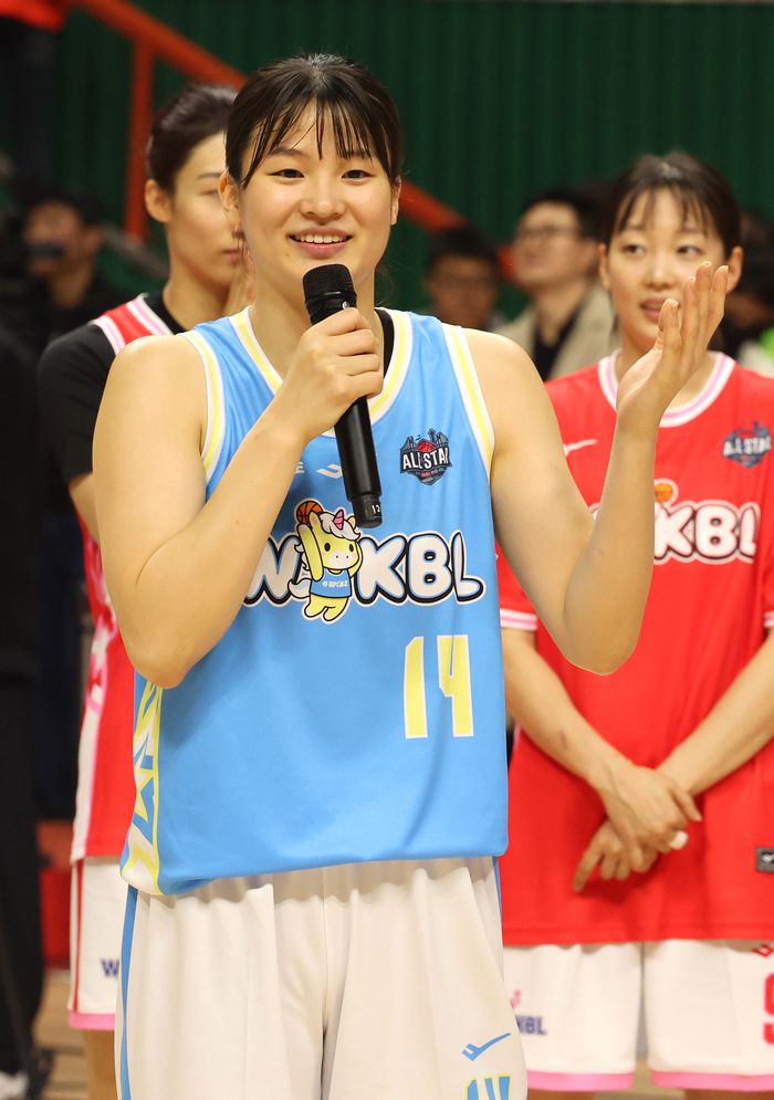 4일 부산 사직체육관에서 열린 BNK금융 2025-2026 여자프로농구 올스타페스티벌에서 팀 포니블 변소정(BNK)이 MVP를 수상 소감을 말하고 있다. 사진 | 연합뉴스