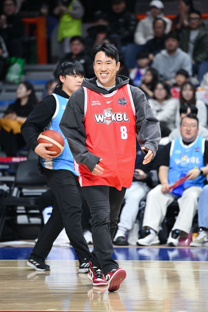 전준우가 시투를 마친 뒤 웃어보이고 있다. 사진 | WKBL