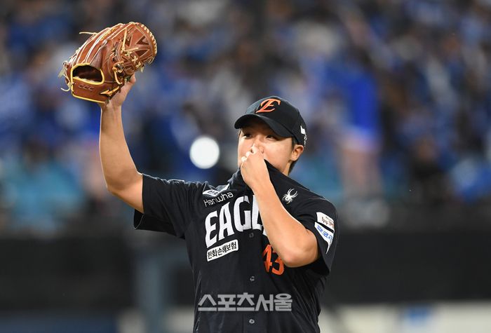 한화 정우주가 22일 대구 삼성라이온즈파크에서 열린 2025 KBO리그 삼성과 플레이오프 4차전 3회말 1사 1루 상황에서 삼성 김성윤을 병살타로 잡아내고 위기를 넘긴 뒤 유니폼에 입맞춤을 하며 팬들에게 인사를 하고 있다. 대구 | 박진업 기자 upandup@sportsseoul.com