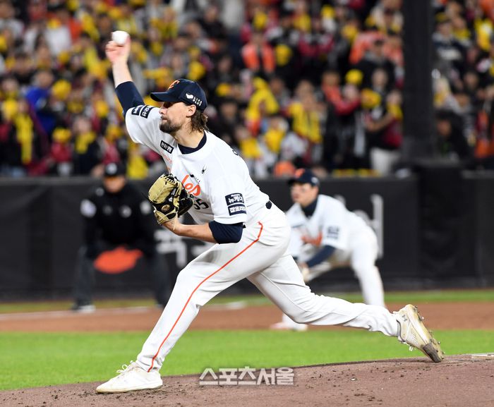 한화 와이스가 30일 대전 한화생명볼파크에서 열린 2025 KBO리그 LG와 한국시리즈 4차전에 선발 등판해 힘차게 공을 던지고 있다. 대전 | 박진업 기자 upandup@sportsseoul.com
