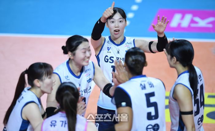 GS칼텍스 유서연이 지난 11월 20일 인천 삼산월드체육관에서 열린 2025~2026 V-리그 흥국생명과 경기에서 득점 후 환호하고 있다. 2025. 11. 20.삼산 | 최승섭기자 thunder@sportsseoul.com