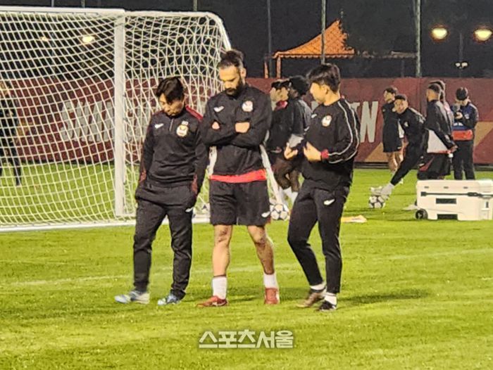 서울 김기동 감독(왼쪽)과 야잔(가운데)이 지난해 11월 상하이 하이강과 ACLE 원정을 앞두고 현지 훈련장에서 면담하고 있다. 스포츠서울DB