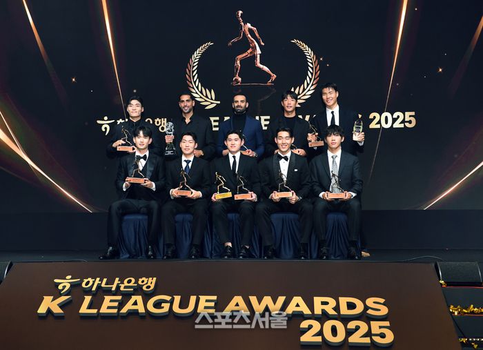 지난달 ‘하나은행 K리그 2025 대상 시상식’에서 K리그1 베스트11 선수들이 기념촬영을 하고 있다. 윗줄 왼쪽부터 전북 박진섭,수원FC 싸박, FC서울 야잔, 전북 현대 홍정호, 전북 현대 송범근, 아래줄 왼쪽부터 전북 현대 김진수, 전북 현대 강상윤, 울산 HD 이동경, 전북 현대 송민규, 대전 하나시티즌 이명재.  박진업 기자 upandup@sportsseoul.com