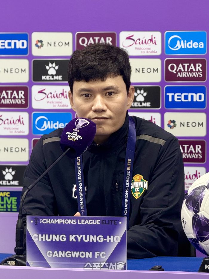 강원 정경호 감독이 지난 9월 16일 춘천송암스포츠타운에서 열린 상하이 선화와의 챔피언스리그 엘리트 경기에서 승리한 뒤 기자회견에 임하고 있다.춘천 | 정다워 기자