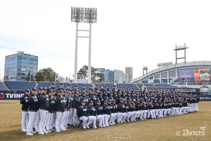 NC 선수단이 5일 마산종합운동장 올림픽기념관공연장에서 열린 신년회서 기념 촬영을 하고 있다. 사진 | NC 다이노스