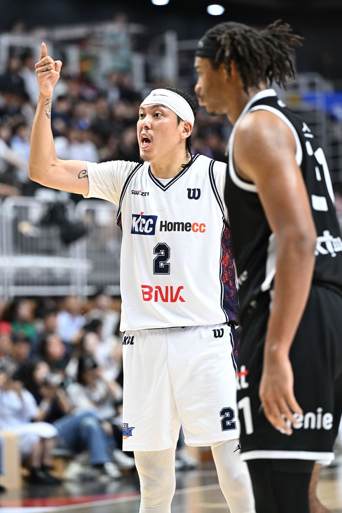 최준용이 4일 수원 KT 소닉붐 아레나에서 열린 2025~26 LG전자 프로농구 수원 KT전에서 작전을 지시하고 있다. 사진 | KBL