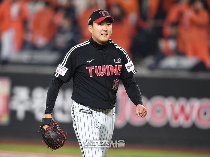 LG 선발투수 손주영이 29일 대전 한화생명볼파크에서 열린 2025 KBO 포스트시즌 한국시리즈 3차전 한화와 경기 5회 투구 후 덕아웃으로 들어오고 있다. 대전 | 최승섭기자 thunder@sportsseoul.com