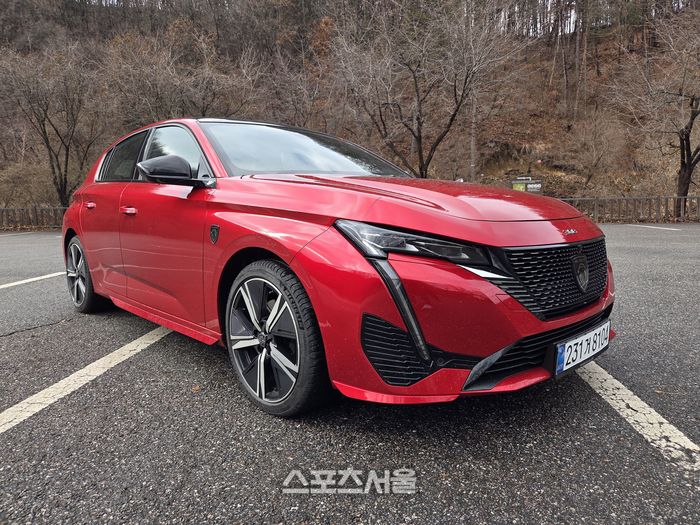 푸조 308 GT 스마트 하이브리드.  사자의 송곳니를 형상화한 주간주행등과 새로운 엠블럼. 도로 위에서 확실한 존재감을 발산하는 디자인이다. 양평·안면도 | socool@sportsseoul.com