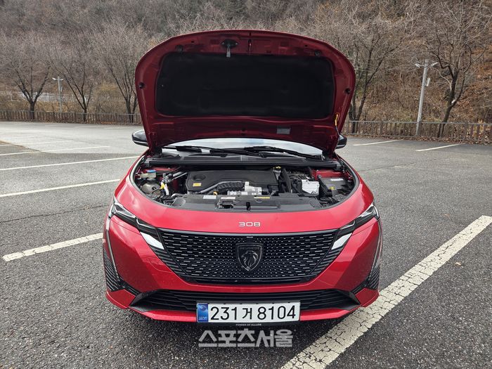푸조 308 GT 스마트 하이브리드. 보닛 아래 숨겨진 심장은 작지만 강하다. 1.2 퓨어테크 가솔린 엔진은 디젤을 뛰어넘는 효율성으로 ‘가솔린은 연비가 나쁘다’는 편견을 깼다. 양평·안면도 | socool@sportsseoul.com