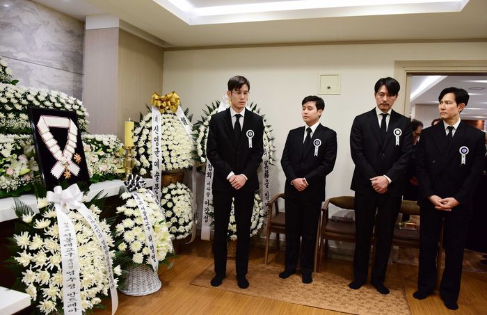 배우 정우성, 이정재가 유족과 함께 빈소를 지키고 있다. 2026.01.05. 사진공동취재단