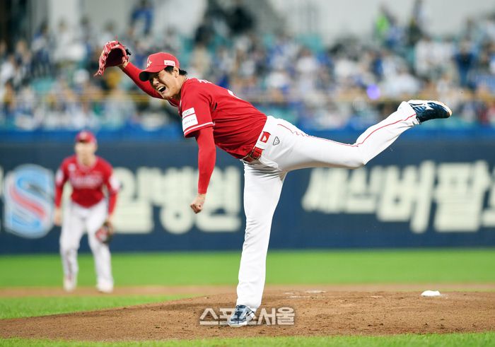 SSG 김광현이 14일 대구삼성라이온즈파크에서 열린 2025 KBO리그 삼성과 준플레이오프 4차전에 선발 등판해 힘차게 공을 던지고 있다. 대구 | 박진업 기자 upandup@sportsseoul.com