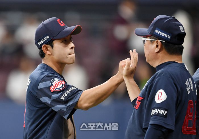 롯데 김태형 감독(오른쪽)이 1일 고척스카이돔에서 열린 2025 KBO리그 키움과의 경기 에서 5-0으로 승리하며 3연승을 거둔 뒤 황성빈과 하이파이브를 나누고 있다. 고척 | 박진업 기자 upandup@sportsseoul.com