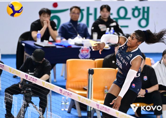 공격하는 모마.제공 | 한국배구연맹