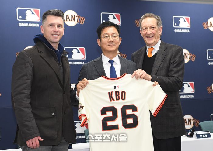 미국 메이저리그 샌프란시스코 자이언츠의 버스터 포지 사장(왼쪽)과 래리 베어 CEO가 7일 경기도 이천 LG챔피언스파크에서 진행된 미디어데이 행사에서 박근찬 KBO 사무총장에게 기념 유니폼을 전달하고 있다. 이천 | 박진업 기자 upandup@sportsseoul.com